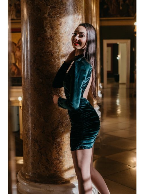 Szexisen elegáns, hátnélküli mini ruha, zöld bársonyból.