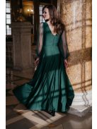 Sötétzöld színű maxi ruha, tüll ujjakkal, fényes anyagból.