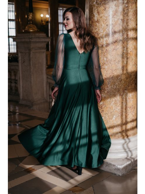 Sötétzöld színű maxi ruha, tüll ujjakkal, fényes anyagból.