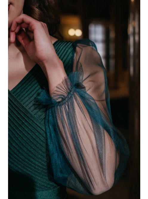 Sötétzöld színű maxi ruha, tüll ujjakkal, fényes anyagból.