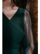 Sötétzöld színű maxi ruha, tüll ujjakkal, fényes anyagból.