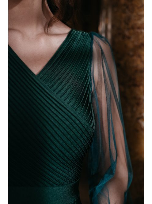 Sötétzöld színű maxi ruha, tüll ujjakkal, fényes anyagból.