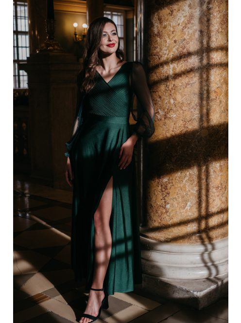 Sötétzöld színű maxi ruha, tüll ujjakkal, fényes anyagból.
