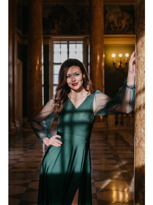 Sötétzöld színű maxi ruha, tüll ujjakkal, fényes anyagból.