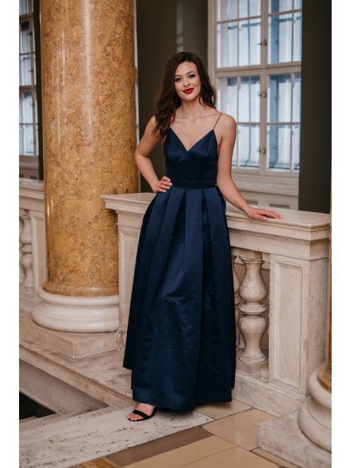 Fényes anyagú, sötétkék maxi ruha, elől-hátul V kivágással.