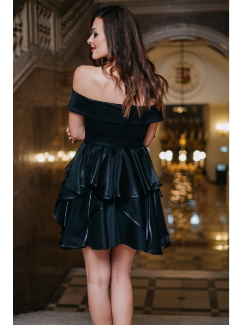 Fekete, szívkivágású alkalmi ruha, mini organza szoknyával.