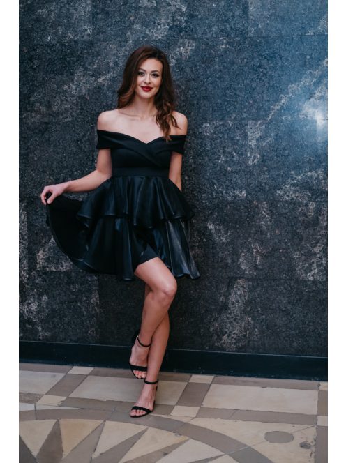Fekete, szívkivágású alkalmi ruha, mini organza szoknyával.