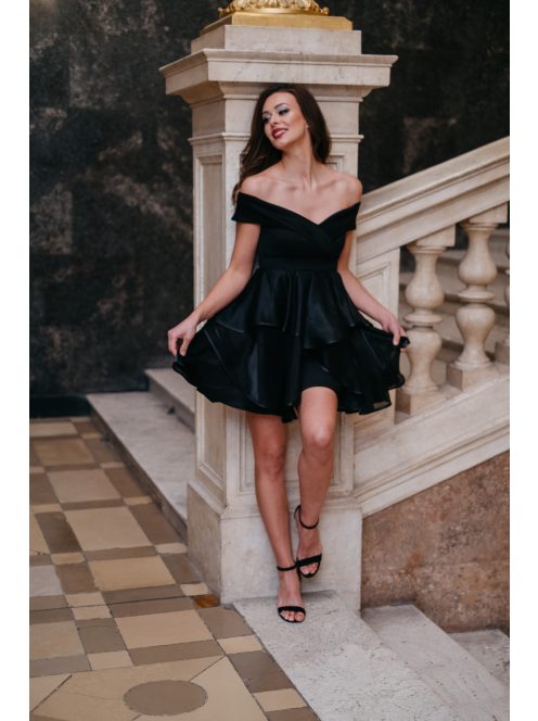 Fekete, szívkivágású alkalmi ruha, mini organza szoknyával.