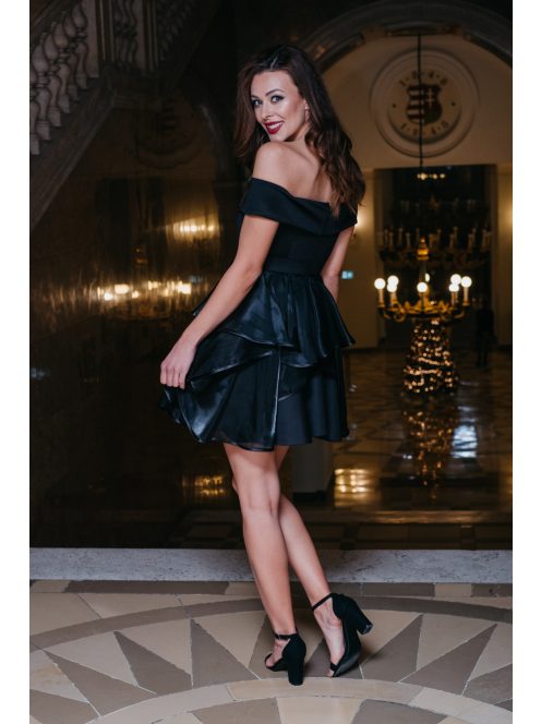 Fekete, szívkivágású alkalmi ruha, mini organza szoknyával.