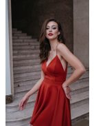 Szexisen elegáns megjelenést biztosító, piros ruha, elől-hátul V kivágással.
