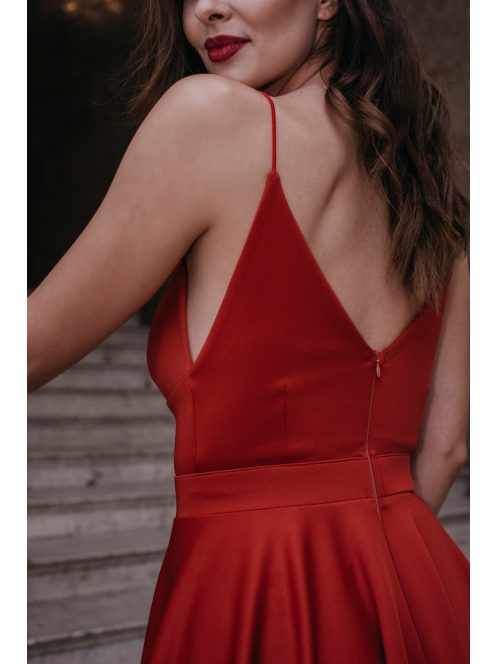Szexisen elegáns megjelenést biztosító, piros ruha, elől-hátul V kivágással.
