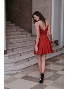 Szexisen elegáns megjelenést biztosító, piros ruha, elől-hátul V kivágással.