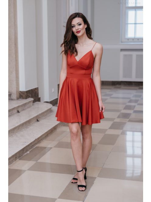 Szexisen elegáns megjelenést biztosító, piros ruha, elől-hátul V kivágással.