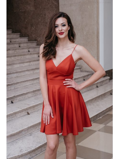 Szexisen elegáns megjelenést biztosító, piros ruha, elől-hátul V kivágással.