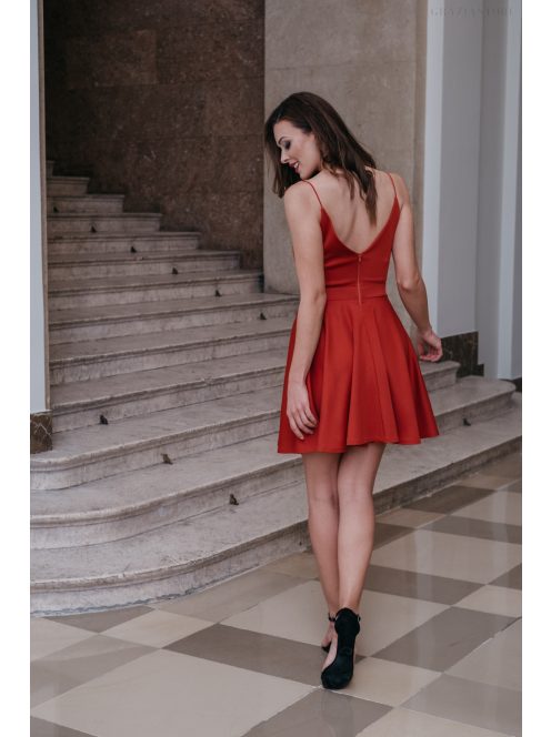 Szexisen elegáns megjelenést biztosító, piros ruha, elől-hátul V kivágással.