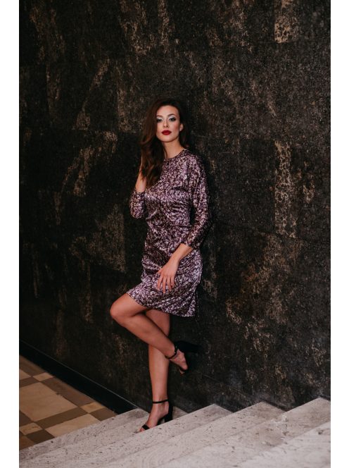 Háromnegyedes ujjú, mini ruha absztrakt, lila mintával. 