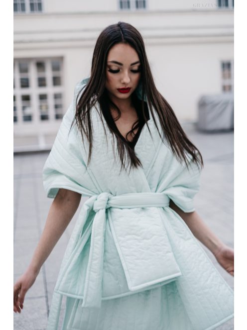 Alkalmi szetteket kiegészítő, menta színű, steppelt pelerin.