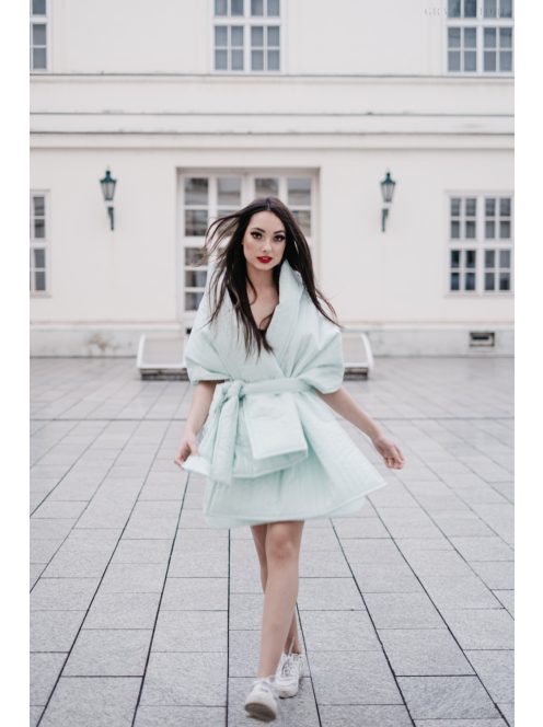 Sportosan elegáns, steppelt anyagú, menta színű miniszoknya. 