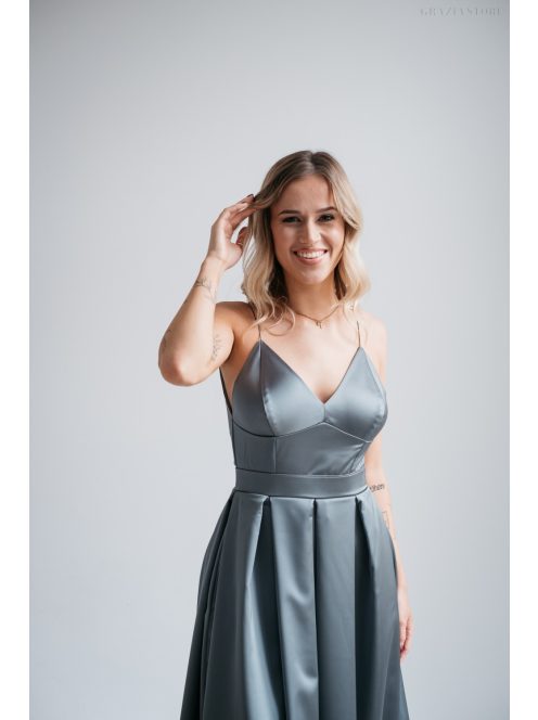 Klasszikus megjelenést biztosító, szürkéskék maxi ruha.