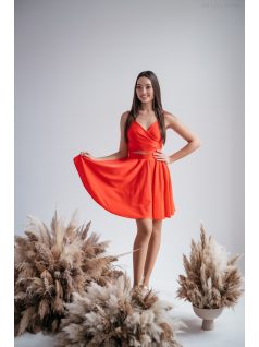 Piros színű mini ruha, elől keresztezett, hasán nyitott toppal. 