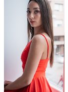 Piros színű mini ruha, elől keresztezett, hasán nyitott toppal. 