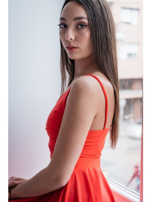 Piros színű mini ruha, elől keresztezett, hasán nyitott toppal. 