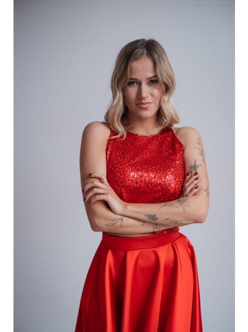 Hátán fűzős, csillámos, ujjatlan crop-top piros színben.