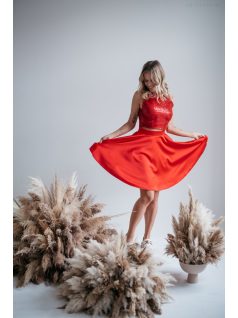 Rövid, piros színű szatén szoknya, ami légies, ünnepélyes.