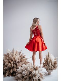 Rövid, piros színű szatén szoknya, ami légies, ünnepélyes.