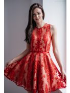 Elegáns piros mini ruha csipke és szatén rátéttel.