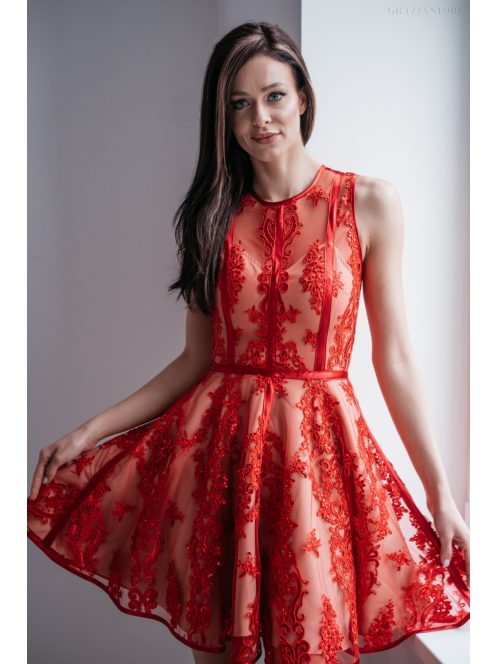Elegáns piros mini ruha csipke és szatén rátéttel.