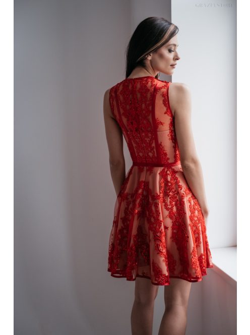 Elegáns piros mini ruha csipke és szatén rátéttel.