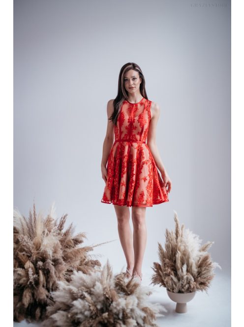 Elegáns piros mini ruha csipke és szatén rátéttel.