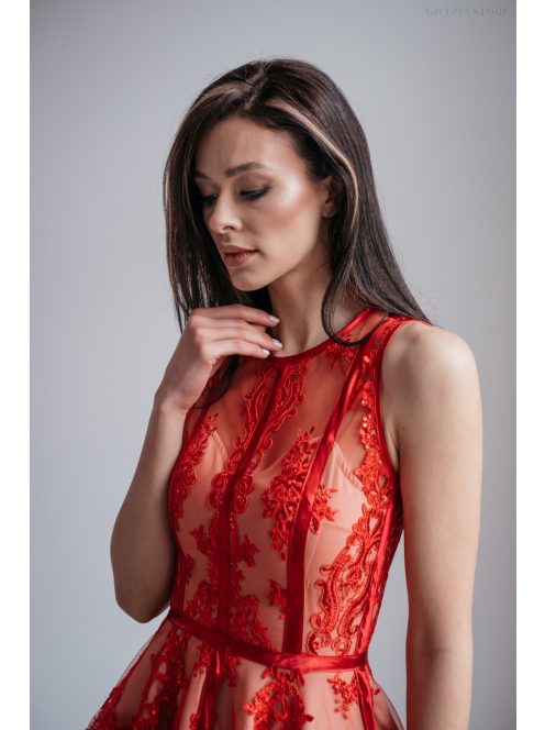 Elegáns piros mini ruha csipke és szatén rátéttel.