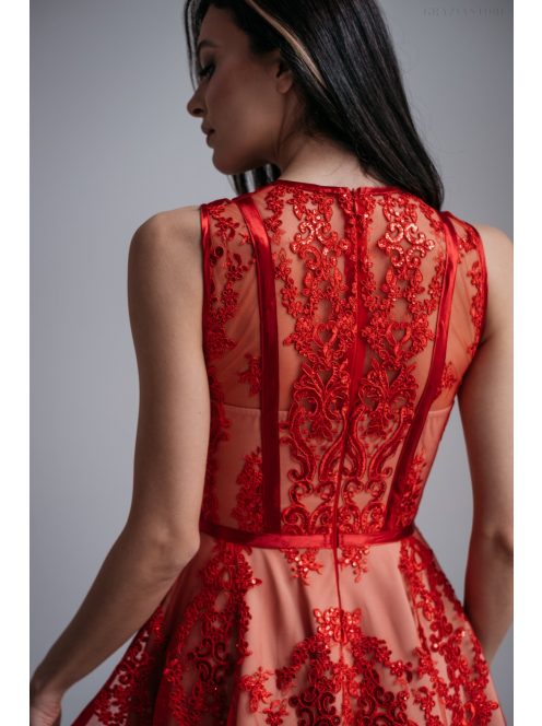 Elegáns piros mini ruha csipke és szatén rátéttel.