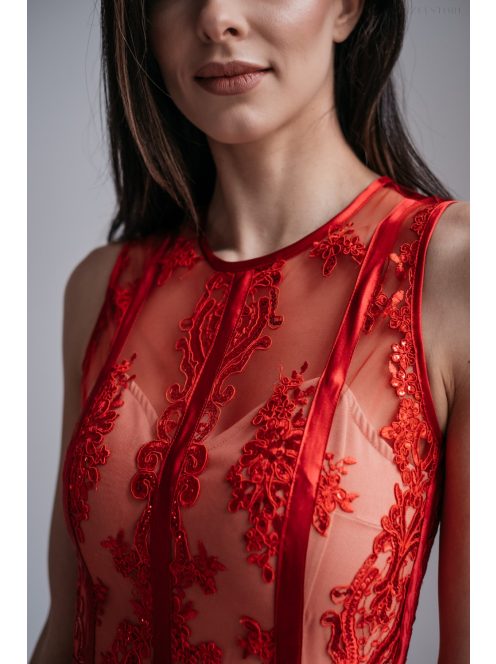 Elegáns piros mini ruha csipke és szatén rátéttel.