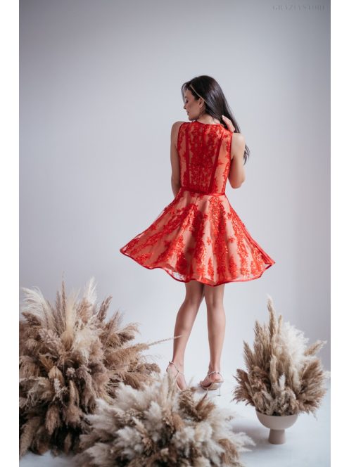 Elegáns piros mini ruha csipke és szatén rátéttel.