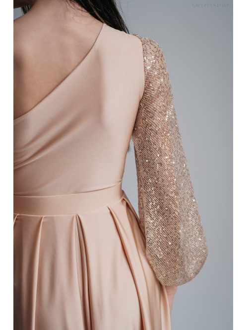 Nicola – pezsgő színű maxi ruha aszimmetrikus felsőrésszel