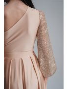 Nicola – pezsgő színű maxi ruha aszimmetrikus felsőrésszel