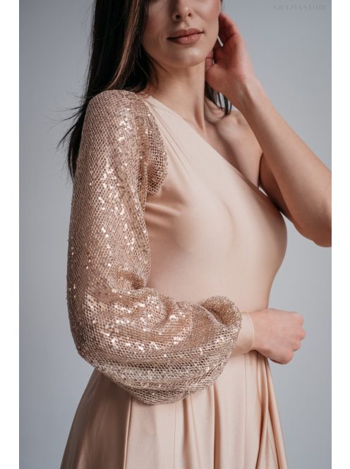 Nicola – pezsgő színű maxi ruha aszimmetrikus felsőrésszel