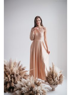 Pezsgő színű maxi ruha a szimmetrikus felsőrésszel alkalmakra.