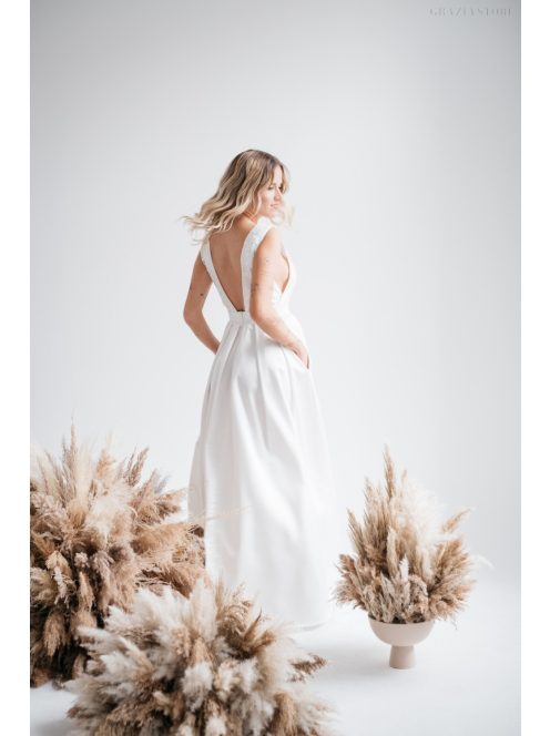 Fehér maxi ruha, felsőjén csipke rátéttel, V alakú hátkivágással.