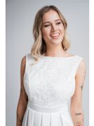 Fehér maxi ruha, felsőjén csipke rátéttel, V alakú hátkivágással.