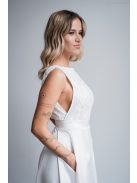 Fehér maxi ruha, felsőjén csipke rátéttel, V alakú hátkivágással.