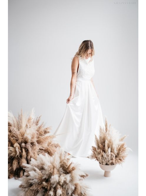 Fehér maxi ruha, felsőjén csipke rátéttel, V alakú hátkivágással.