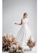 Fehér maxi ruha, felsőjén csipke rátéttel, V alakú hátkivágással.