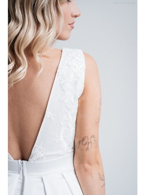 Fehér maxi ruha, felsőjén csipke rátéttel, V alakú hátkivágással.