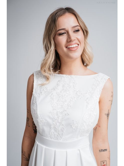 Fehér maxi ruha, felsőjén csipke rátéttel, V alakú hátkivágással.