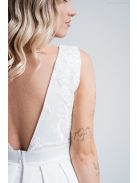 Fehér maxi ruha, felsőjén csipke rátéttel, V alakú hátkivágással.