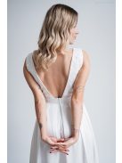 Fehér maxi ruha, felsőjén csipke rátéttel, V alakú hátkivágással.